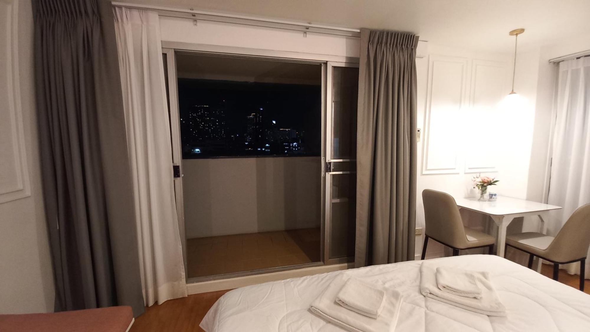 Panoramic City View Room At Silom Бангкок Номер фото